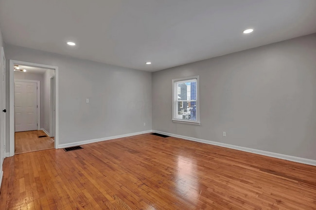 Building Photo - 354 N Roosevelt Ave