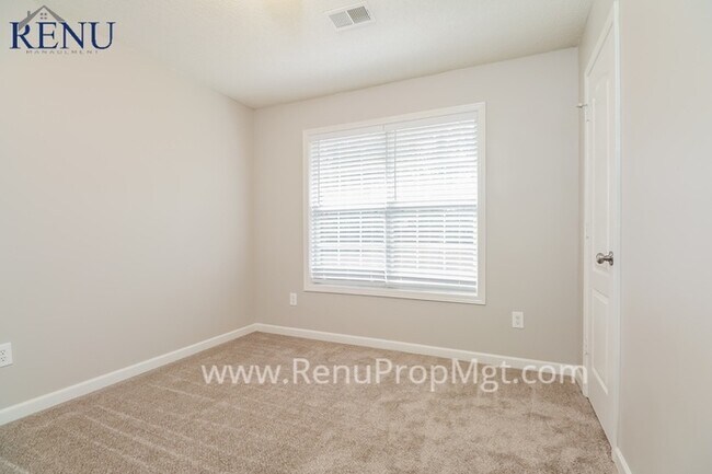 Building Photo - 4 Bedroom! 3 Bath!