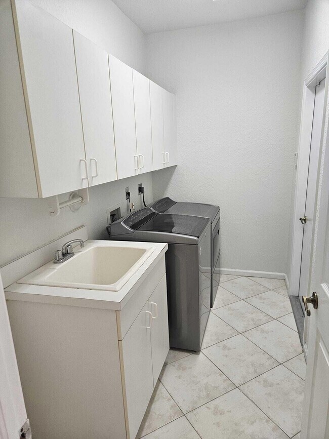 Building Photo - 7835 NW 78th Ave