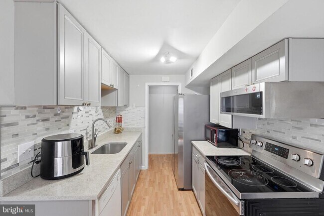 Building Photo - 13 Fox Run Ct