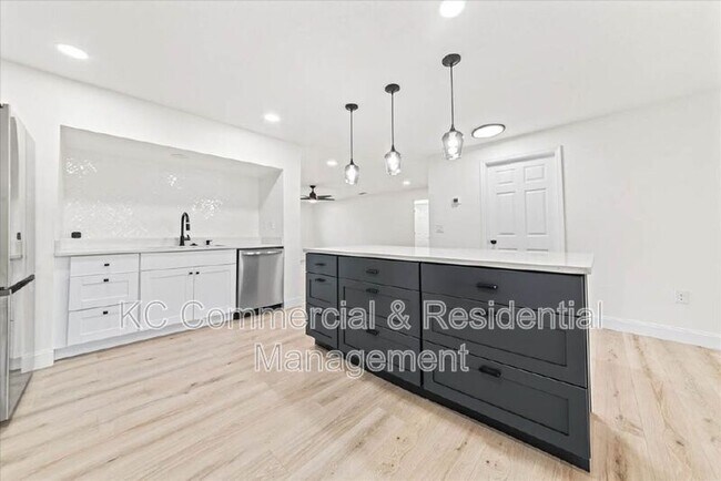 Building Photo - 484 Greenway Ave