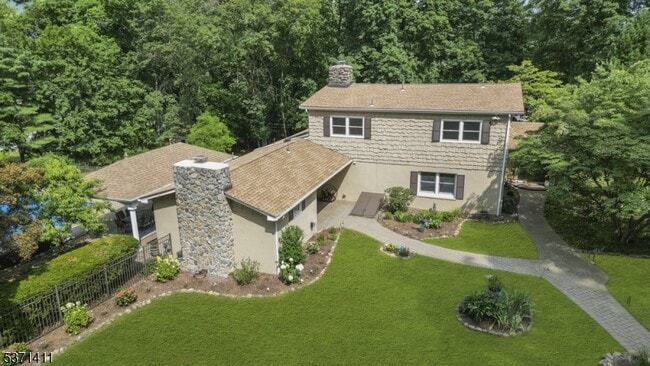 Primary Photo - 8 Crosby Ln