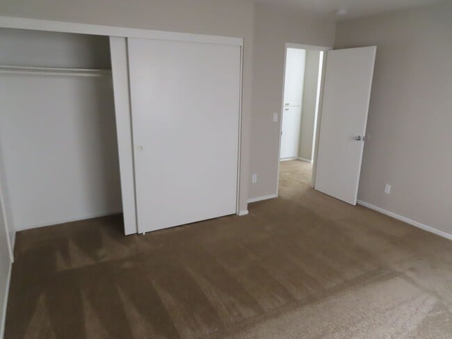 Building Photo - Renovated 2 Bed 2 1/2 Bath Condo with Atta...