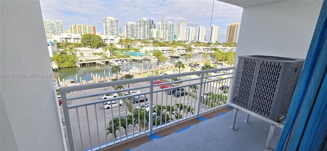 Building Photo - 400 Kings Point Dr