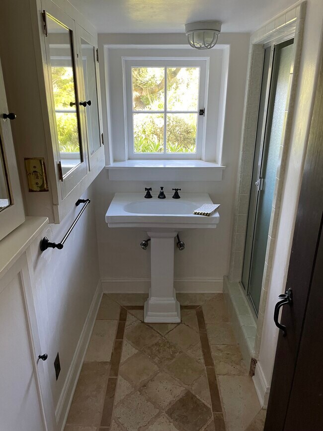 Building Photo - 80 Corona Way