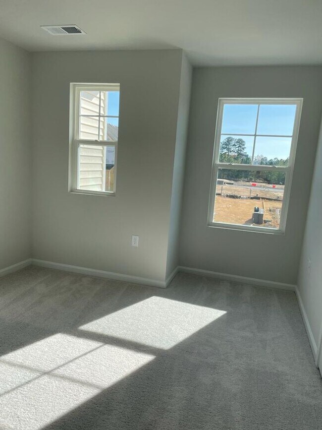 Building Photo - **OFFERING REFUNDABLE APPLICATION FEES** Stunning Newly Built 3BD, 2.5BA Raleigh Townhome in an H...