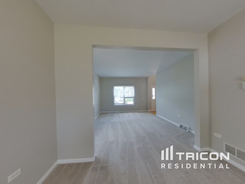 Building Photo - 1318 Deerpath Cir