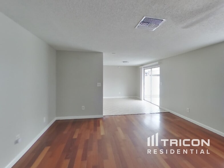 Building Photo - 3311 Russett Dr