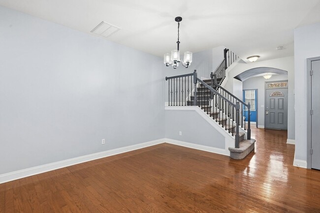 Building Photo - ABSOLUTELY GEORGOUS 2 STORY TOWNHOUSE IN POOL COMMUNITY!