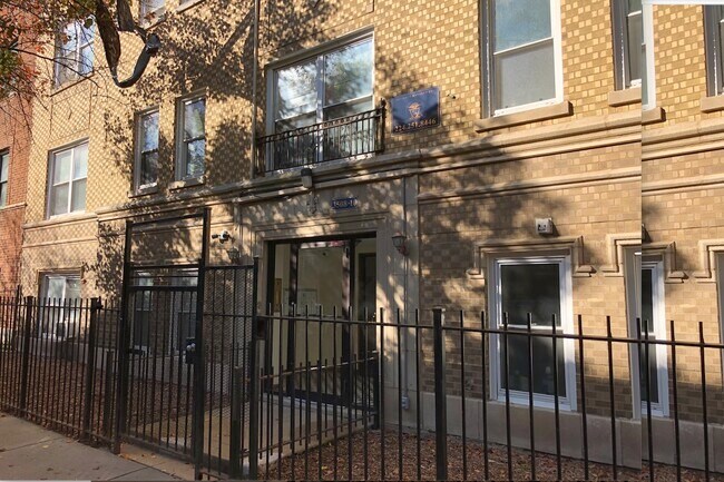 Primary Photo - 3508 N Wilton Ave
