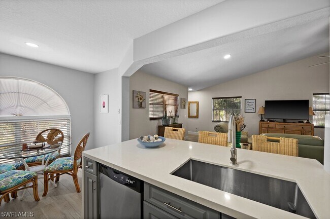 Building Photo - 9570 Crescent Garden Dr