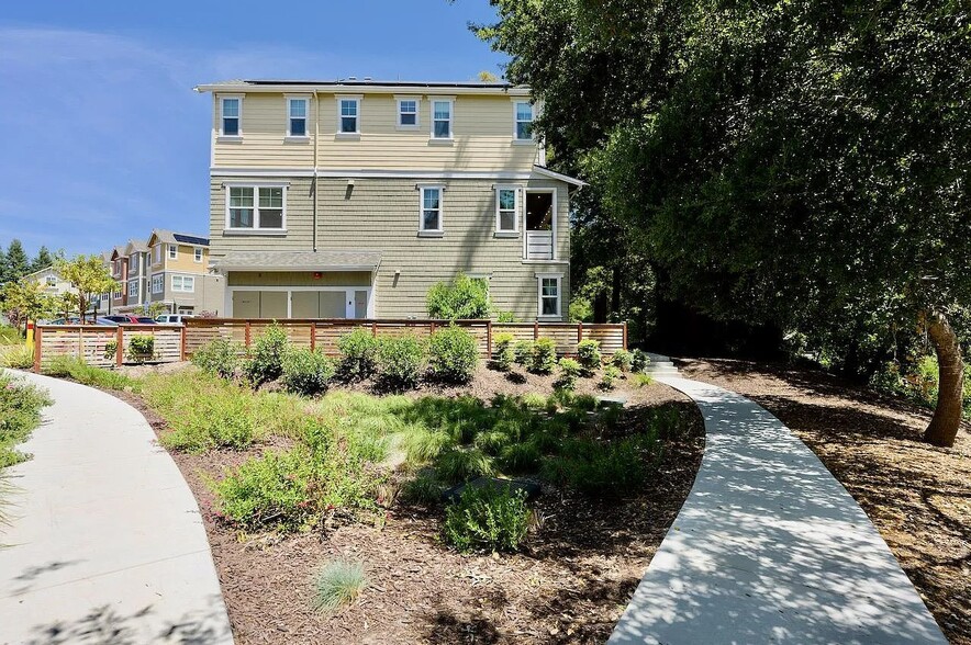 Building Photo - 335 Skyforest Way