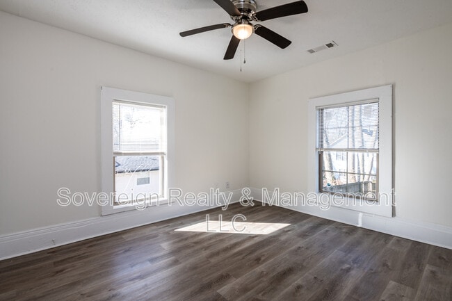 Building Photo - 404 Paines Ave NW