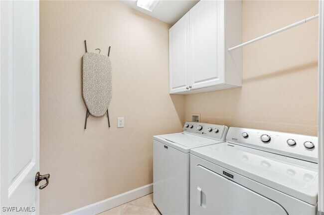 Building Photo - 10382 Autumn Breeze Dr