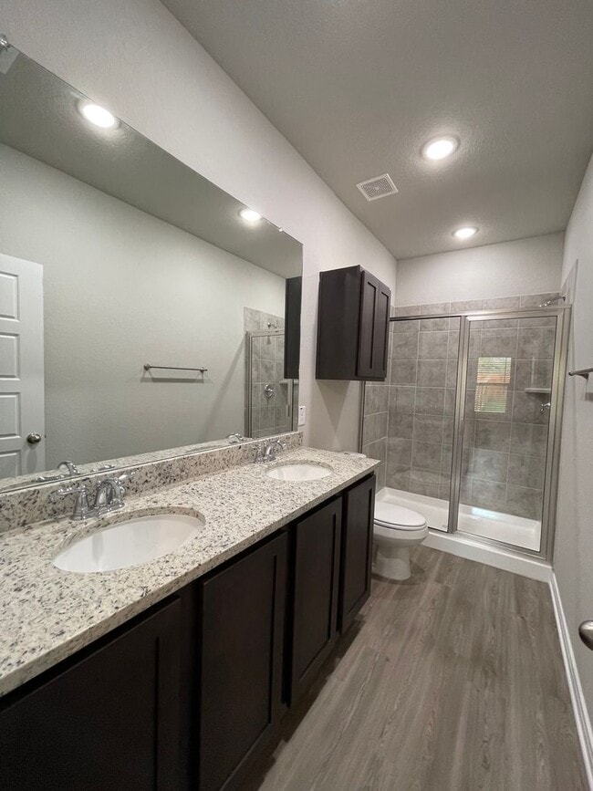 Building Photo - Luxury 3/2 duplex in NBTX