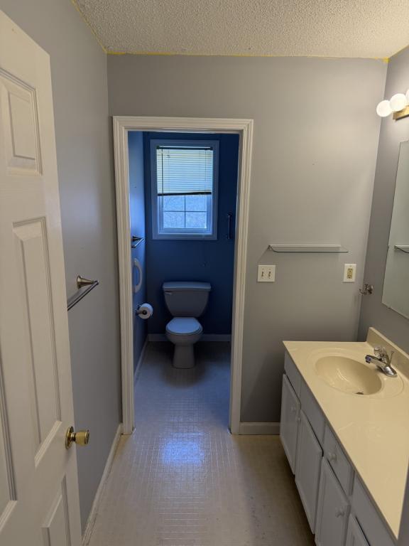 Building Photo - 706 S Cherokee St