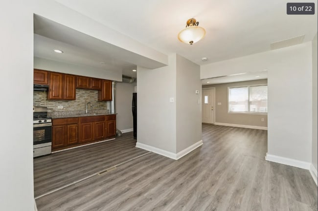 Building Photo - 4 Bedr4 Bedrooms in Parkville