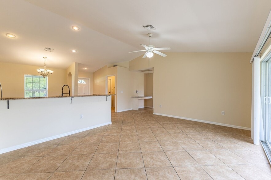 Building Photo - 3/2 Single Family home freshly painted interior and exterior