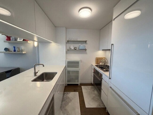 Building Photo - 99 Hudson St