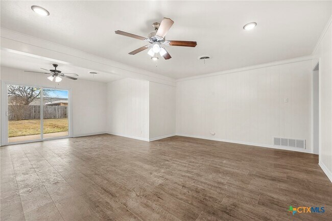 Building Photo - 3017 Oaklawn Dr