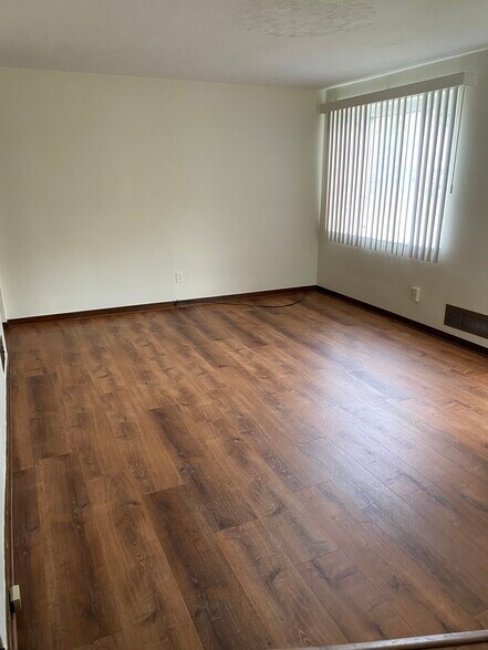 Building Photo - 906 Woodland Ave