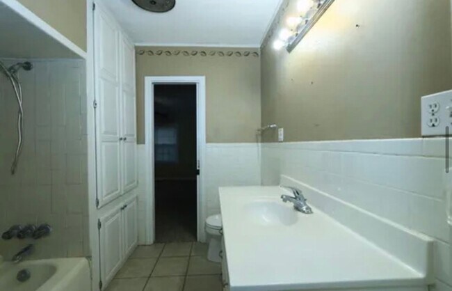 Building Photo - 4 bedrooms 2 Bath