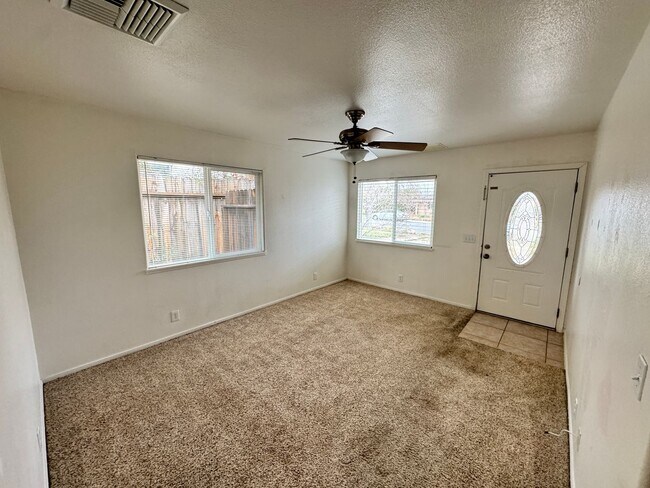 Building Photo - Beautiful 4 Bedroom Home