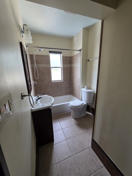 Building Photo - 1745 W 31st Pl