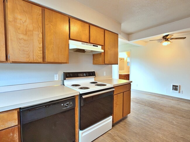 Building Photo - 905 NE 94th Ave