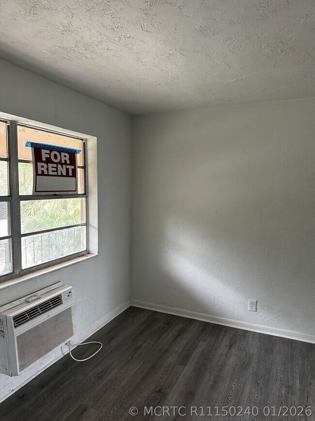 Building Photo - 1120 N Sapodilla Ave
