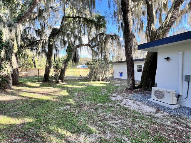 Building Photo - Charming Three-Bedroom Home