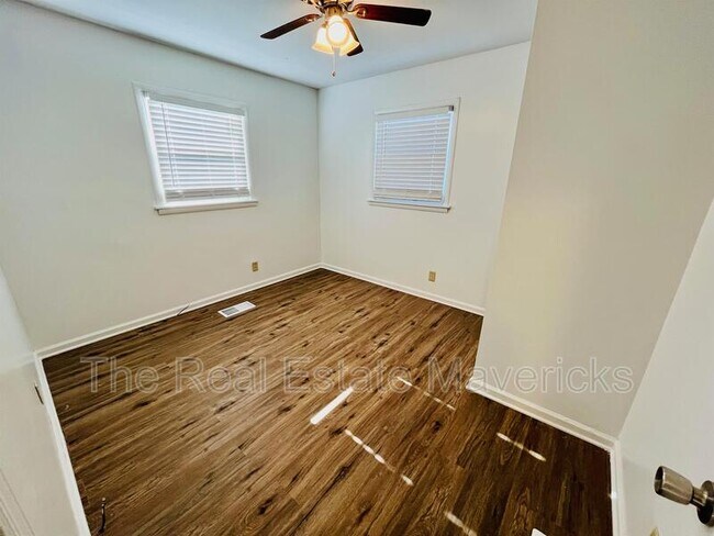 Building Photo - 533 E 52nd St