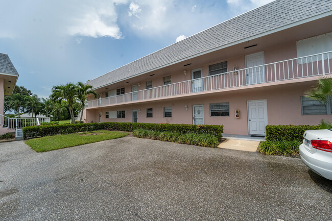 Building Photo - 18081 SE Country Club Dr