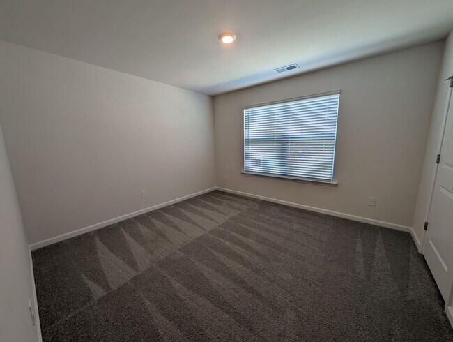 Building Photo - Spacious 2 story, 5 bedroom, 3 bath Home located in Secrest Commons Community!