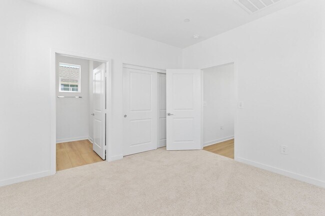 Building Photo - Modern Comfort & Style in Prime Ontario Location