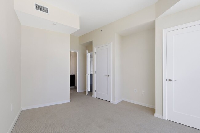 Building Photo - 10 Terminus Luxury 2 Bedroom Condo in Hear...
