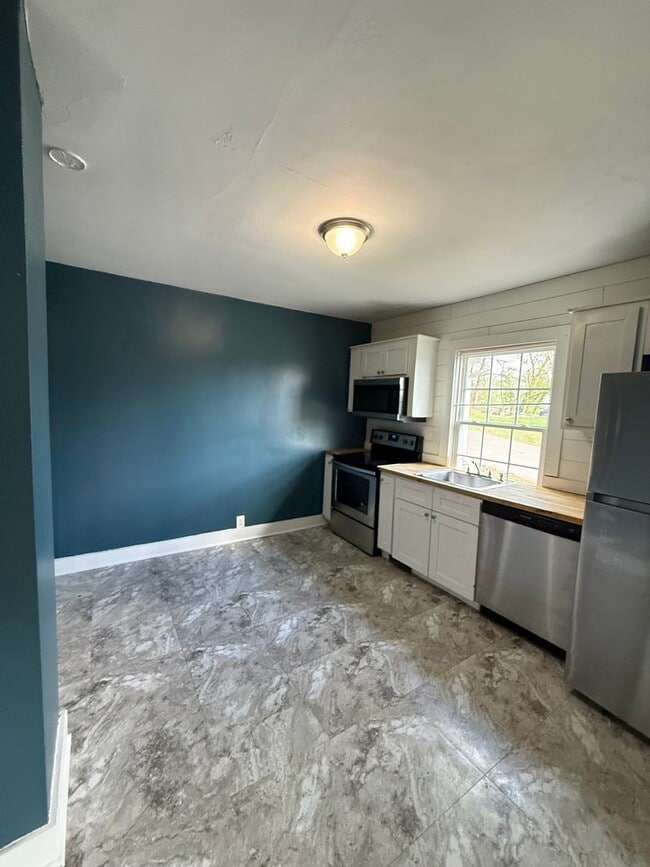 Building Photo - 4 Bed/1 Bath House