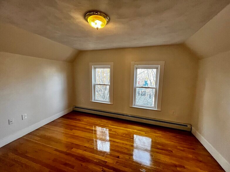 Building Photo - 19 Banks St