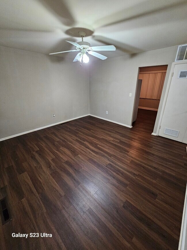 Building Photo - 3415 Emerald Dr