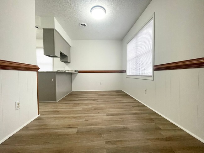 Building Photo - 209 Oakwood Ln