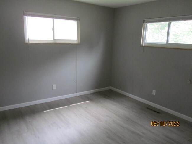 Building Photo - 5289 Eisenhower Rd