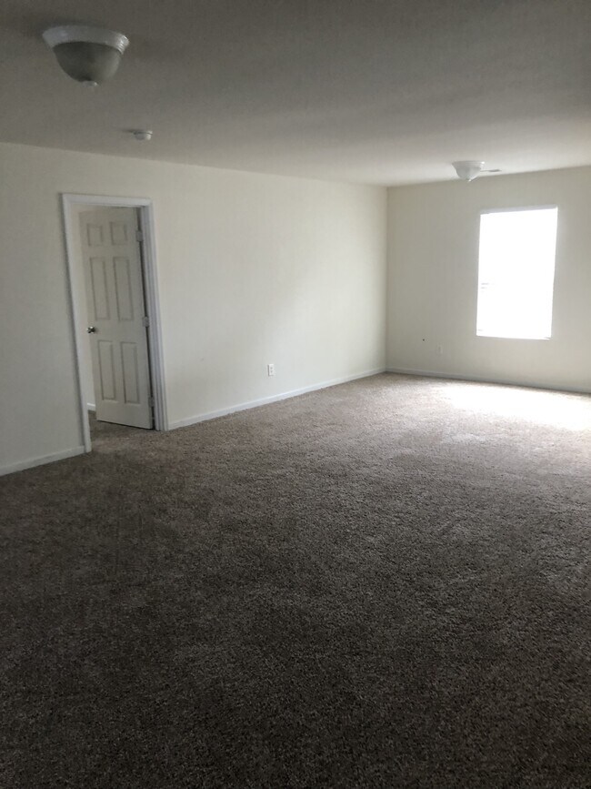 Building Photo - 204 Valleyside Dr NE