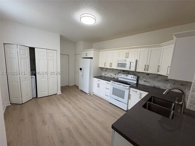 Building Photo - 2208 Ensenada Terrace