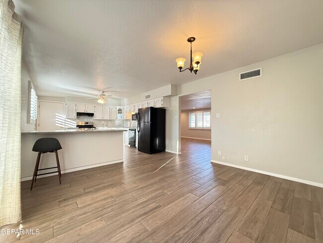 Building Photo - 10180 Saigon Dr