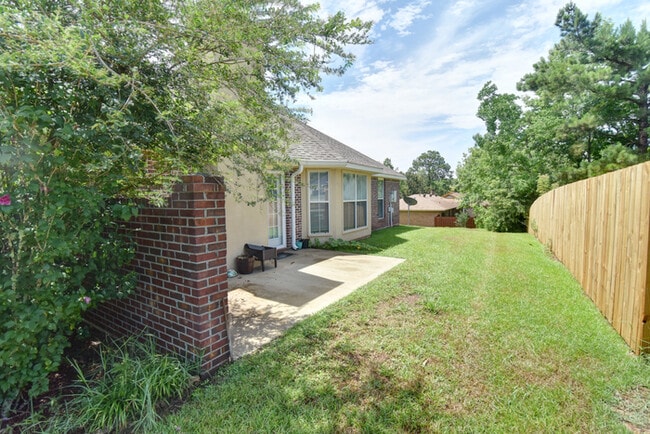 Building Photo - 15065 Warren Dr