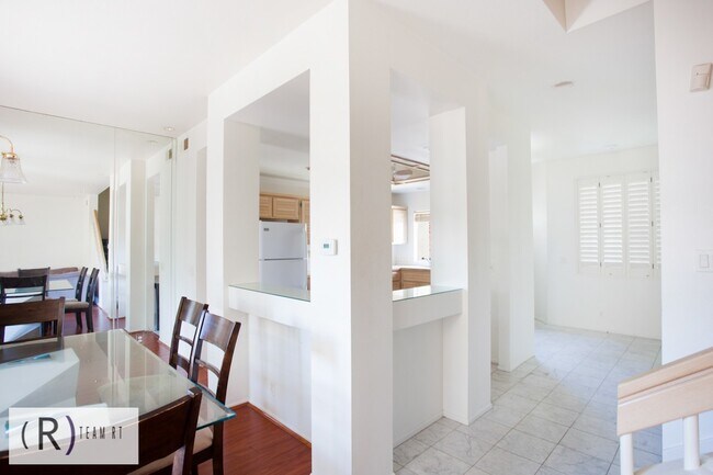 Building Photo - Fully Furnished 3be/3ba Home in Desirable ...