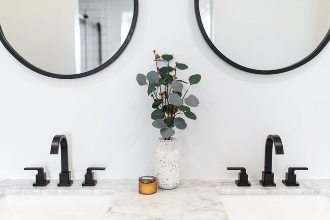 Building Photo - 617 E Chestnut St