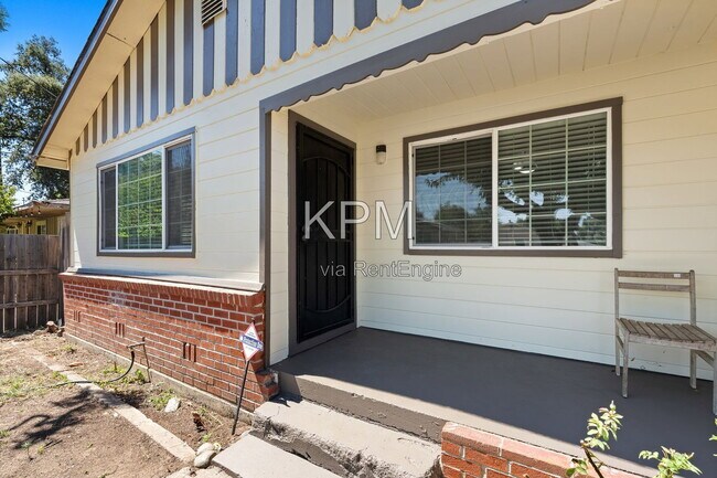 Building Photo - 527 N Lillian Ave