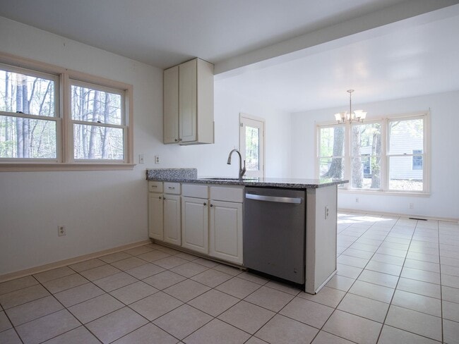 Building Photo - Bright 4-Bedroom Home in Midlothian!