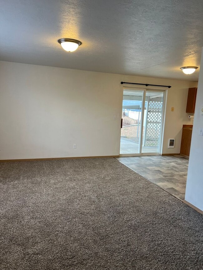 Building Photo - Duplex in SW Redmond